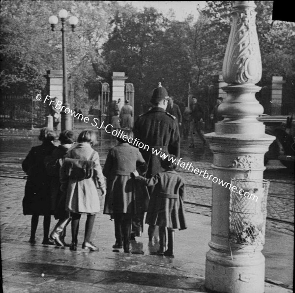 GARDA GUARDS SCHOOL CHILDREN ST STEPHEN GREEN